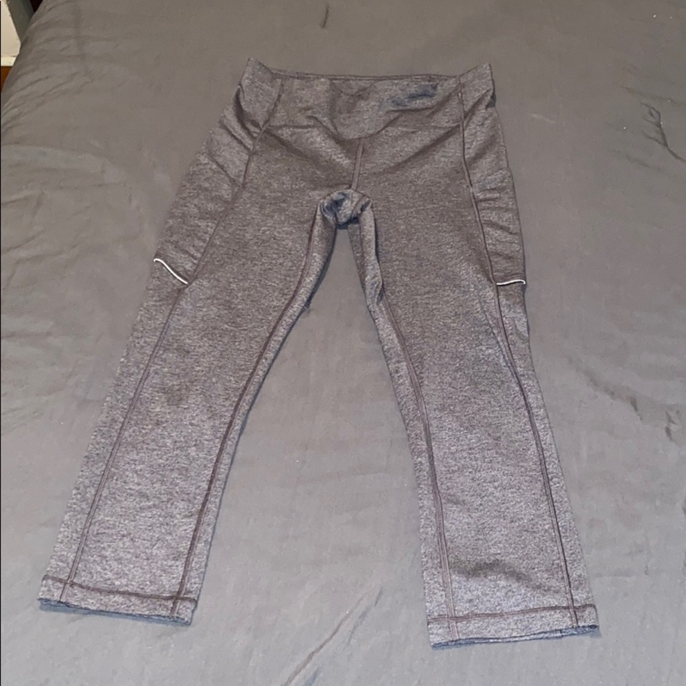 Lululemon Speed Up Crop 21”- size 6